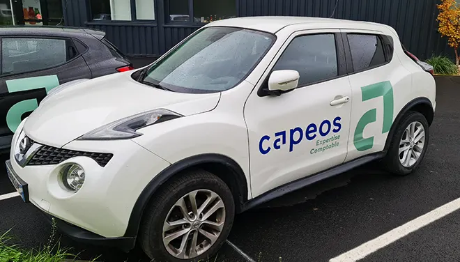 Découvrez le nouveau flocage des véhicules de la société d'expertise comptable Capeos