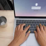 Une personne se connectant à sont coffre-fort numérique personnel sur son ordinateur.