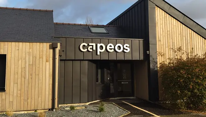 La façade extérieure rénovée de l'agence Capeos, expert-comptable Liffré